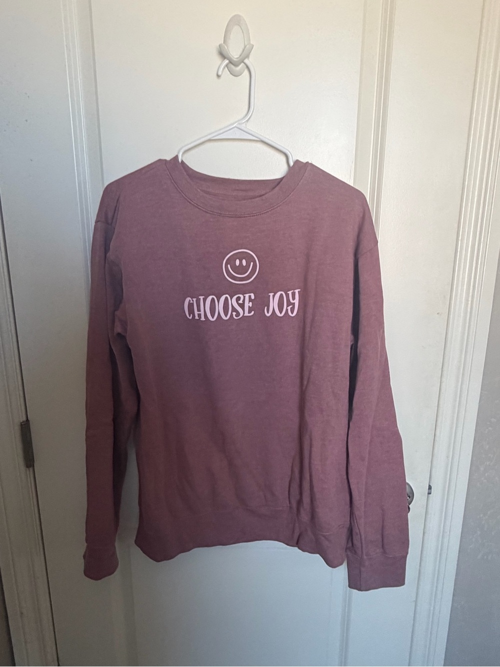 Source Unknown Crewneck Sweatshirt in Dusty Mauve with "Choose Joy" Graphic
